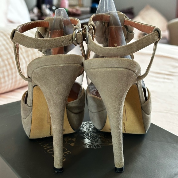 Gorgeous Vince Camuto Heels - Picture 3 of 7